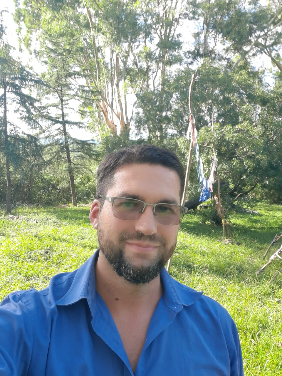 Ezequiel Cornaglia al aire libre, sonriendo