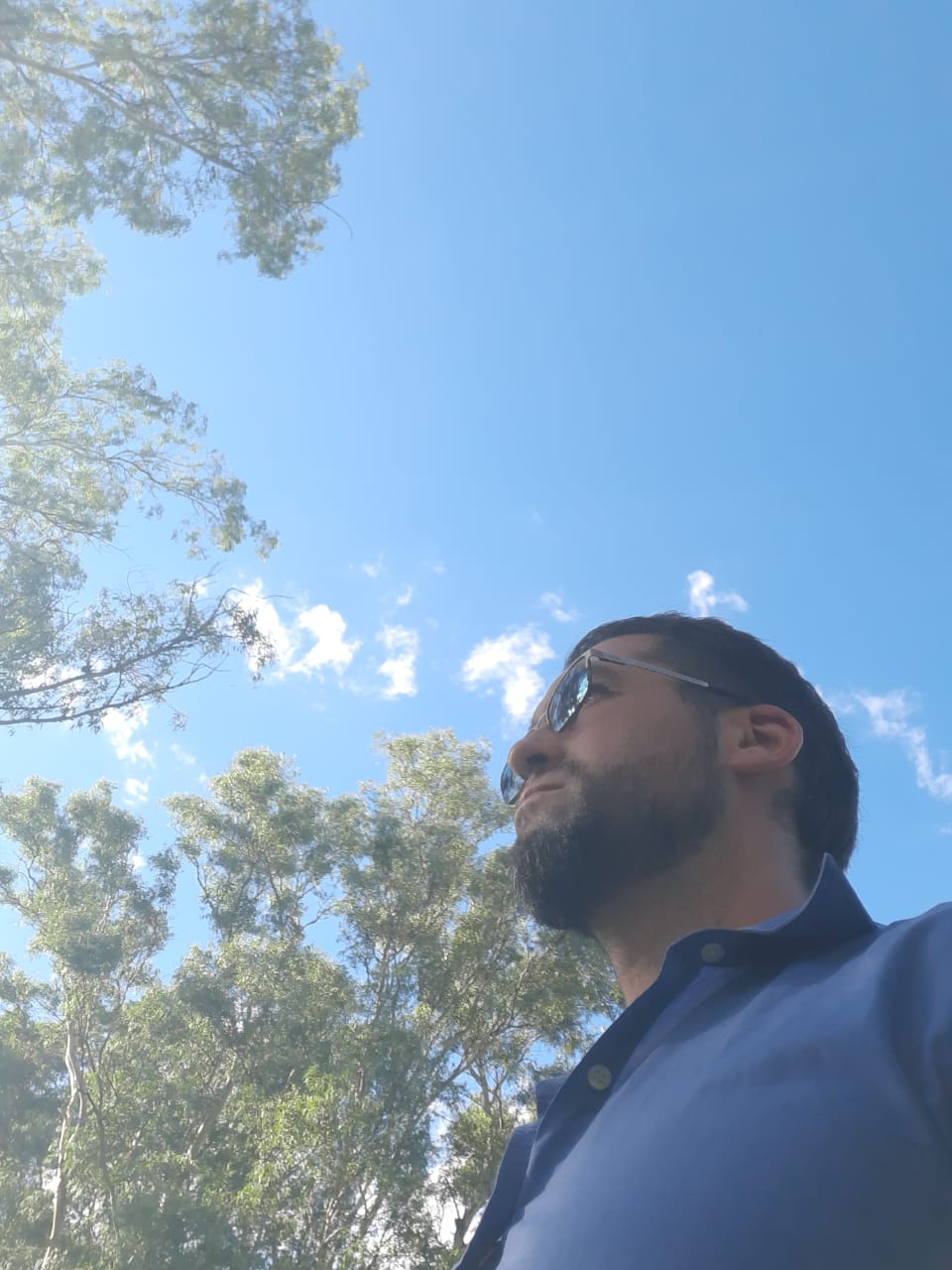 Ezequiel Cornaglia en un momento de presencia, mirando el cielo entre los árboles